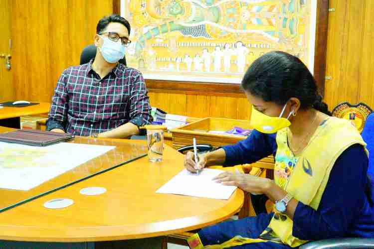 ജില്ലാ കളക്ടര്‍ പി.ബി നൂഹിന്റെ മുന്‍പാകെ പത്തനംതിട്ട അസിസ്റ്റന്റ് കളക്ടറായി വി.ചെല്‍സാസിനി ചുമതലയേല്‍ക്കുന്നു.