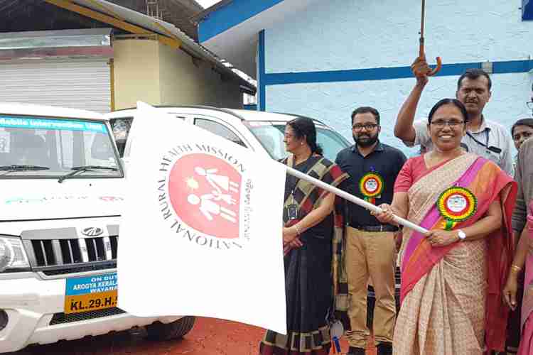 ജില്ലയില്‍ ആരംഭിച്ച അനുയാത്രപദ്ധതിയുടെയും ശലഭം- മൊബൈല്‍ ഹെല്‍ത്ത് ടീമിന്റെയും ഫ്‌ളാഗ് ഓഫ് ആരോഗ്യ വകുപ്പുമന്ത്രി കെ.കെ.ശൈലജ നിര്‍വഹിക്കുന്നു.
