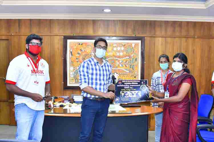 റെഡ് ഈസ് ബ്ലഡ് കേരള പത്തനംതിട്ട ചാപ്റ്റര്‍ ജില്ലയില്‍ നടത്തിയ 13 രക്തദാന ക്യാമ്പുകളുടെ പ്രവര്‍ത്തനങ്ങളും രക്തദാന ബോധവല്‍ക്കരണവും ഉള്‍പ്പെടുത്തി തയാറാക്കിയ വീഡിയോ  പത്തനംതിട്ട ജനറല്‍ ആശുപത്രി ബ്ലഡ് ബാങ്ക് കൗണ്‍സിലര്‍ എം.എസ്. സുനിതയ്ക്ക് നല്‍കി ജില്ലാ കളക്ടര്‍ പി.ബി. നൂഹ് പ്രകാശനം ചെയ്യുന്നു.   --