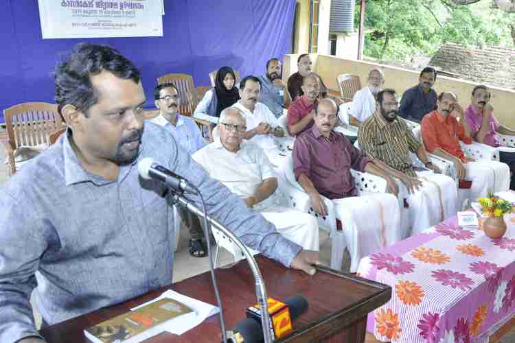 ജില്ലാ ലൈബ്രറി കൗണ്‍സിലിന്റെയും പി എന്‍ പണിക്കര്‍ ഫൗണ്ടേഷന്റേയും ഇന്‍ഫര്‍മേഷന്‍ പബ്ലിക് റിലേഷന്‍സ് വകുപ്പിന്റേയും നേതൃത്വത്തില്‍ സംഘടിപ്പിച്ച വായനാ പക്ഷാചരണത്തിന്റെ ജില്ലാതല ഉദ്ഘാടനം കാസര്‍കോട് ഗവണ്‍മെന്റ് ഹയര്‍ സെക്കന്ററി സ്‌കൂളില്‍ നിര്‍വഹിച്ച് ജില്ലാ കളക്ടര്‍ ഡോ.ഡി സജിത് ബാബു സംസാരിക്കുന്നു. 