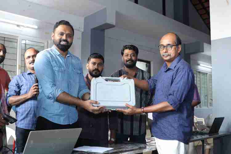 ഇലക്ട്രോണിക് വോട്ടിങ് യന്ത്രങ്ങളുടെ വിതരണം പത്തനംതിട്ട ജില്ല ഇലക്ഷന്‍ വെയര്‍ ഹൗസില്‍  ജില്ല കലക്ടര്‍ എസ് പ്രേം കൃഷ്ണന്‍ നിര്‍വഹിക്കുന്നു