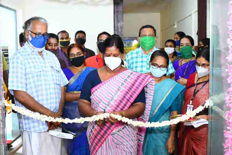 പാലക്കാട് ജില്ലാ പഞ്ചായത്തിന്റെ നവീകരിച്ച ഇ.എം.എസ് സ്മാരക കോണ്‍ഫറന്‍സ് ഹാള്‍, വെര്‍ച്വല്‍ ക്ലാസ് റും ഉദ്ഘാടനം ജില്ലാ പഞ്ചായത്ത് പ്രസിഡന്റ് അഡ്വ.കെ ശാന്തകുമാരി നിര്‍വ്വഹിക്കുന്നു.