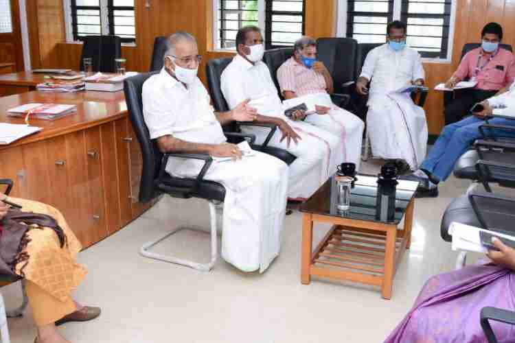 കലക്ടറേറ്റില്‍ കടന്ന കോവിഡ് അവലോകന യോഗത്തില്‍ ഗതാഗത മന്ത്രി എ.കെ ശശീന്ദ്രന്‍ സംസാരിക്കുന്നു.