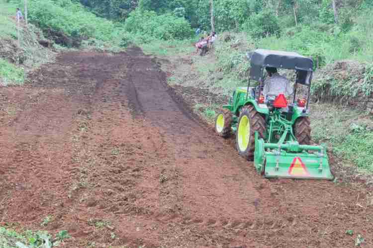 ചിന്നപ്പാറയില്‍ കരനെല്‍കൃഷിക്കായി ജെ.സി.ബി ഉപയോഗിച്ച് നിലമൊരുക്കുന്നു.