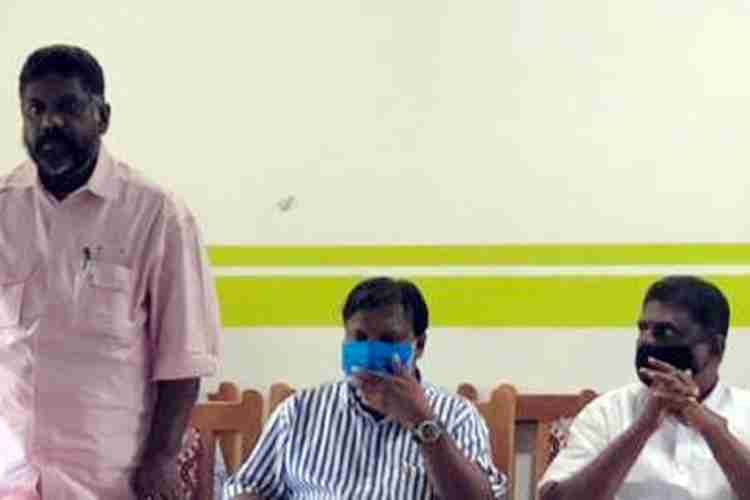 കടമ്പനാട് പഞ്ചായത്ത് ഓണ്‍ലൈന്‍ പഠനവുമായി ബന്ധപ്പെട്ട് ചേര്‍ന്ന പ്രത്യേക പിഇസി യോഗം ചിറ്റയം ഗോപകുമാര്‍ എംഎല്‍എ ഉദ്ഘാടനം ചെയ്യുന്നു. 