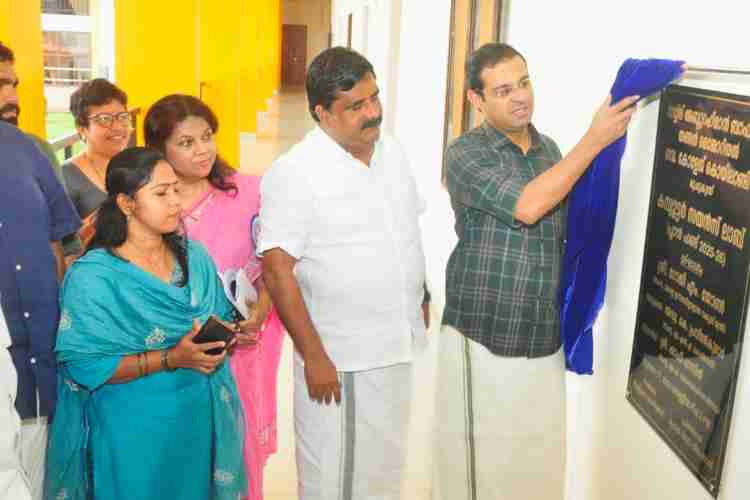 കൊയിലാണ്ടി സയ്യിദ് അബ്ദുറഹ്‌മാന്‍ ബാഫഖി തങ്ങള്‍ മെമോറിയല്‍ ഗവ. കോളേജില്‍ പുതിയ കമ്പ്യൂട്ടര്‍ ലാബിന്റെ ഉദ്ഘാടനം മന്ത്രി റോജി എം ജോണ്‍ നിര്‍വഹിക്കുന്നു