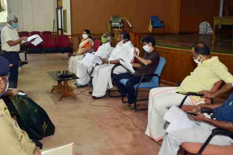 മന്ത്രി ഇ.പി ജയരാജന്റെ നേതൃത്വത്തില്‍ കലക്ടറേറ്റ് ഓഡിറ്റോറിയത്തില്‍ നടന്ന കോവിഡ്-19 പ്രതിരോധ പ്രവര്‍ത്തനങ്ങളുടെ അവലോകന യോഗം