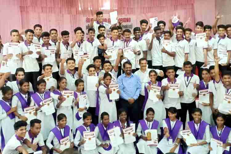 ദീന്‍ ദയാല്‍ ഉപാധ്യായ ഗ്രാമീണ കൗശല്യ യോജനയിലൂടെ തൊഴില്‍ ലഭിച്ച പഠിതാക്കള്‍ അപ്പോയിന്റ്‌മെന്റ് ലെറ്ററുമായി ജില്ലാ കളക്ടര്‍ ഡോ.ഡി സജിത് ബാബുവിനൊപ്പം.