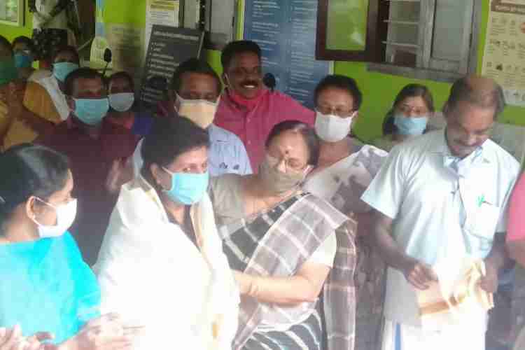 കുന്നന്താനം പഞ്ചായത്തിലെ അലോപ്പതി, ആയുര്‍വേദം, ഹോമിയോ, മൃഗ ഡോക്ടര്‍മാരെ ജില്ലാ പഞ്ചായത്ത് പ്രസിഡന്റ് അന്നപൂര്‍ണാദേവി ആദരിക്കുന്നു.