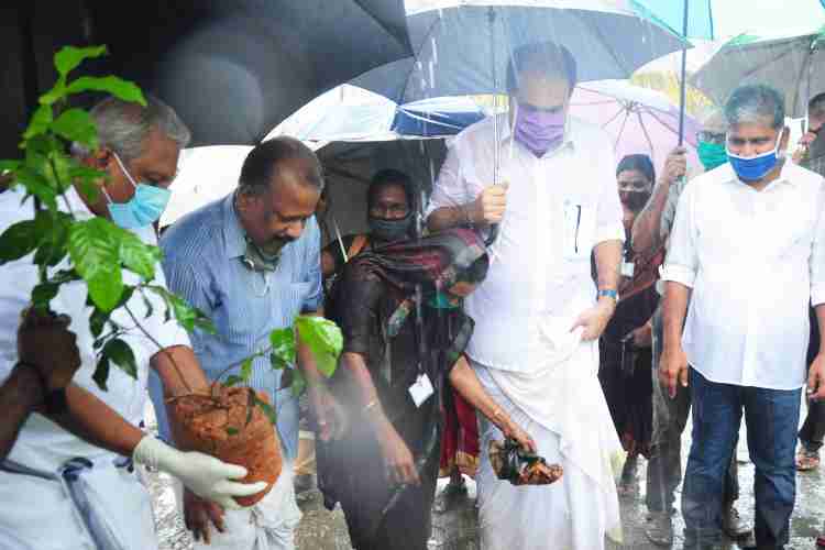 സുഭിക്ഷ കേരളം പദ്ധതിയുടെ ഭാഗമായി ഫല വൃക്ഷ തൈ വിതരണത്തിന്റെ ജില്ലാതല ഉത്ഘാടനം കൊടുങ്ങല്ലൂർ എസ് എൻ പുരത്ത് മന്ത്രി എ സി മൊയ്തീൻ  നിർവഹിക്കുന്നു