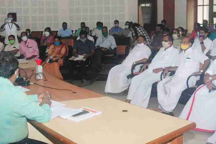  തൃശൂർ കളക്ടറേറ്റ് കോൺഫറൻസ് ഹാളിൽ ജില്ലാതല സർവകക്ഷിയോഗത്തിൽ തദ്ദേശ സ്വയംഭരണ വകുപ്പ് മന്ത്രി എ.സി. മൊയ്തീൻ സംസാരിക്കുന്നു