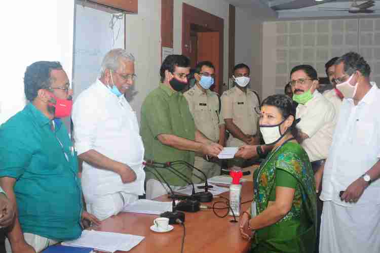  തൃശൂർ കളക്ടറേറ്റ് കോൺഫറൻസ് ഹാളിൽ ജില്ലാതല സർവകക്ഷിയോഗത്തിൽ, ചാലക്കുടി അപ്പോളോ ടയേഴ്‌സ് നൽകുന്ന 100 ടെലിവിഷൻ പൊതുവിദ്യാഭ്യാസ മന്ത്രി പ്രൊഫ. സി. രവീന്ദ്രനാഥ് ഏറ്റുവാങ്ങുന്നു