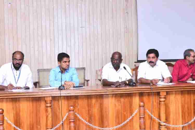 സംസ്ഥാന മന്ത്രിസഭയുടെ രണ്ടാംവാര്‍ഷികാഘോഷത്തിന്റെ ഭാഗമായി കലക്‌ട്രേറ്റില്‍ ചേര്‍ ആലോചനായോഗത്തില്‍    വൈദ്യുതിമന്ത്രി എം.എം മണി സംസാരിക്കുു.