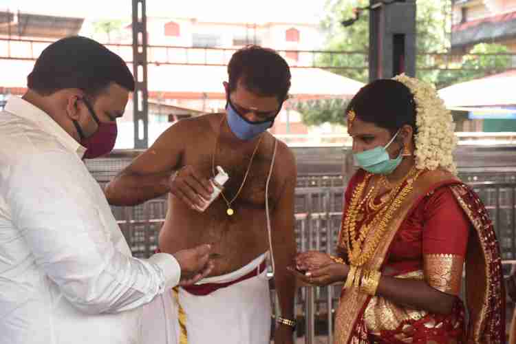 ഗുരുവായൂർ ശ്രീകൃഷ്ണ ക്ഷേത്രത്തിൽ വിവാഹത്തിന് മുമ്പായി സാനിറ്റൈസർ നൽകുന്നു