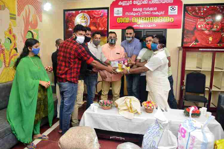  ജില്ലയിലെ സൈനികരുടെ കൂട്ടായ്മയായ കണ്ണൂര്‍ വാരിയേഴ്‌സിന്റെ നേതൃത്വത്തില്‍ കണ്ണൂര്‍ ഗവ.വൃദ്ധസദനത്തിലേക്കുള്ള രണ്ട് മാസത്തെ  ഭക്ഷ്യധാന്യങ്ങള്‍ സൂപ്രണ്ട് ബി.മോഹനനു കൈമാറുന്നു.