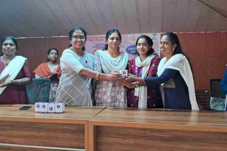മെന്‍സ്ട്രല്‍ കപ്പ് വിതരണോദ്ഘാടനം പറക്കോട് ബ്ലോക്ക് പഞ്ചായത്തില്‍  പ്രസിഡന്റ് ബിനിലാല്‍ നിര്‍വഹിക്കുന്നു