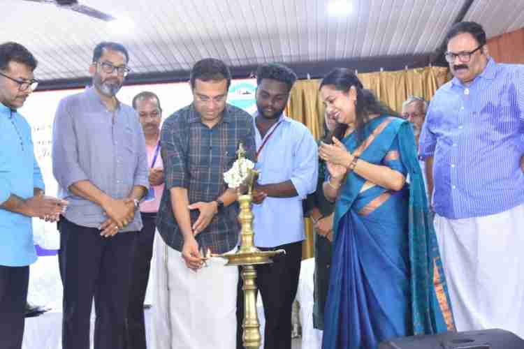 കോഴിക്കോട് ഐ.എച്ച്.ആര്‍.ഡി കോളേജ് ഓഫ് അപ്ലൈഡ് സയന്‍സില്‍ ഇന്‍ഡസ്ട്രി ഓണ്‍ ക്യാമ്പസിന്റെ ഉദ്ഘാടനം മന്ത്രി റോജി എം ജോണ്‍ നിര്‍വഹിക്കുന്നു