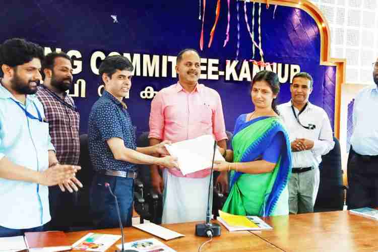 സാമൂഹ്യ സുരക്ഷാമിഷന്‍ നടപ്പാക്കുന്ന വി കെയര്‍ പദ്ധതിയുടെ ഭാഗമായുള്ള വി കെയര്‍ ഇവന്റ്  2020  പാസിന്റെ വിതരണോദ്ഘാടനം മട്ടന്നൂർ നഗരസഭ അധ്യക്ഷ അനിത വേണുവിന് നൽകി ജില്ല കലക്ടർ ടിവി സുഭാഷ് നിർവഹിക്കുന്നു