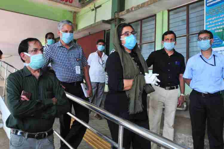 ജില്ലാ ആസ്പത്രിയിലെ സൗകര്യങ്ങള്‍ കളക്ടര്‍ ഡോ.അദീല അബ്ദുളള സന്ദര്‍ശിച്ച് വിലയിരുത്തുന്നു.