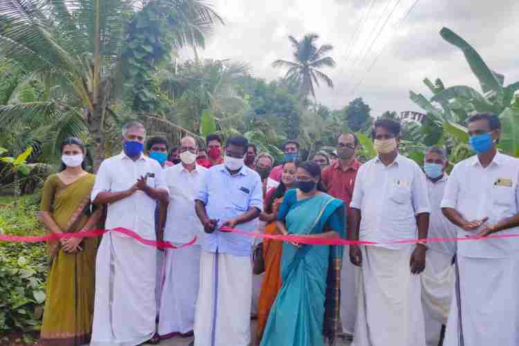 മുണ്ടൂർ ഗ്രാമപഞ്ചായത്തിലെ വടക്കുമുറി കോട്ടപള്ളം റോഡ് കെ വി വിജയദാസ് എം.എൽ.എ ഉദ്ഘാടനം ചെയ്യുന്നു