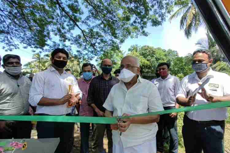 ചിറ്റൂർ പുഴ ഇടതുകര കനാൽ വണ്ടിത്താവളം- ചുള്ളി പെരുക്കമേട്ടിൽ മിനി എസ്കവേറ്റർ കം  ബുഷ് കട്ടർ ജലവിഭവ വകുപ്പ് മന്ത്രി കെ. കൃഷ്ണൻകുട്ടി ഉദ്ഘാടനം ചെയ്യുന്നു