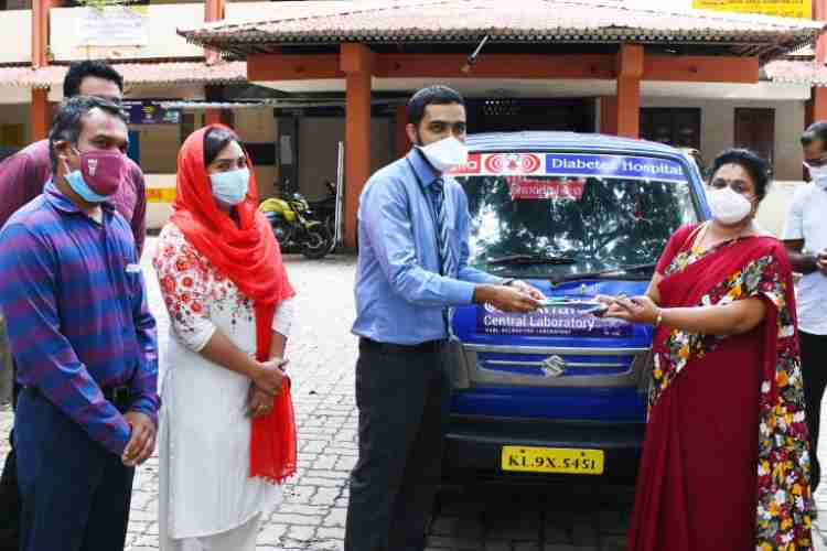 ജില്ലയിൽ ആന്റിജൻ ടെസ്റ്റ് സാമ്പിളുകൾ ശേഖരിക്കുന്നതിന് പാലക്കാട് അഹല്യ ആശുപത്രിയുടെ സഹകരണത്തോടെ സജ്ജീകരിച്ച വാഹനത്തിന്റെ താക്കോൽ അഹല്യ ഹോസ്പിറ്റൽ മെഡിക്കൽ ഡയറക്ടർ ഡോ.  സുജിത് കുമാർ ഡി.എം.ഒ. ഡോ. കെ. പി. റീത്തയ്ക്ക്  കൈമാറുന്നു