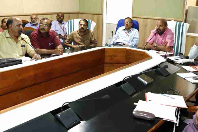  കരിമ്പം ഫാമില്‍ നടപ്പിലാക്കുന്ന ഫാം ടൂറിസം പദ്ധതിയുമായി ബന്ധപ്പെട്ട് കൃഷിമന്ത്രി വി എസ് സുനില്‍കുമാറിന്റെ നേതൃത്വത്തില്‍ തിരുവനന്തപുരത്ത് ചേര്‍ന്ന ഉന്നതതല യോഗം