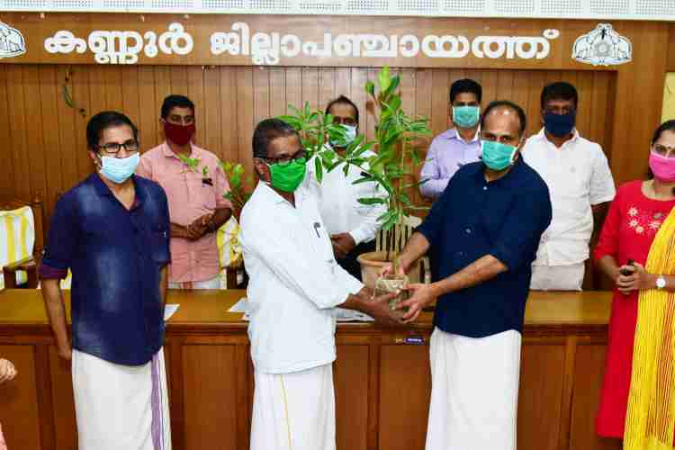 ഫലവൃക്ഷ തൈകള്‍ ഒന്നാംഘട്ട വിതരണോദ്ഘാടനം ജില്ലാ പഞ്ചായത്ത് പ്രസിഡണ്ട് കെ വി സുമേഷ് നിര്‍വഹിക്കുന്നു