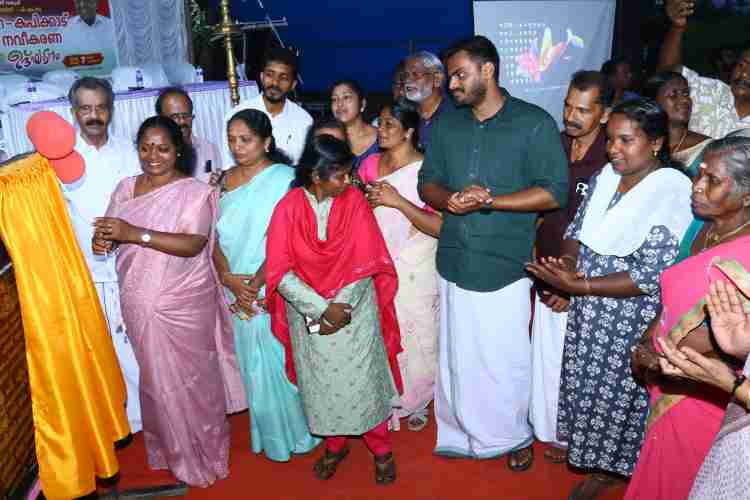 വാക്കേത്തറ- കപിക്കാട് റോഡിൻ്റെ നിർമാണോദ്ഘാടന ശിലാഫലകം സി.കെ. ആശ എം.എൽ.എ അനാശ്ചാദനം ചെയ്യുന്നു