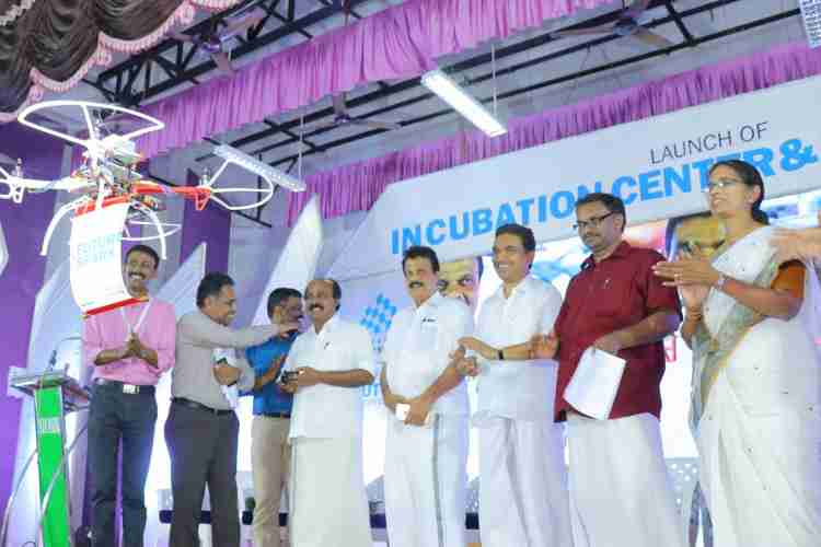    കാസര്‍കോട് ടൗണ്‍ഹാളില്‍ ജില്ലാപഞ്ചായത്ത് സ്റ്റാര്‍ട്ടപ്പ് മിഷന്റെ സഹകരണത്തോടെ  ആരംഭിക്കുന്ന ഇന്‍കുബേഷന്‍  സെന്റര്‍ ആന്റ് ഫ്യൂച്ചര്‍ സ്പാര്‍ക്ക് റവന്യൂവകുപ്പു മന്ത്രി  ഇ ചന്ദ്രശേഖരന്‍ ഉദ്ഘാടനം ചെയ്യുന്നു.