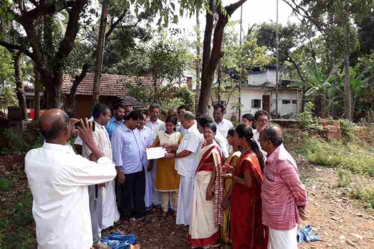  പള്ളിക്കര പി.എച്ച്.സിക്ക് വേണ്ടി പുതുതായി നിര്‍മ്മിക്കുന്ന  കെട്ടിടത്തിന്റെ പ്ലാന്‍ കെ.കുഞ്ഞിരാമന്‍.എം.എല്‍.എ. പഞ്ചായത്ത് സെക്രട്ടറിക്ക് കൈമാറുന്നു.