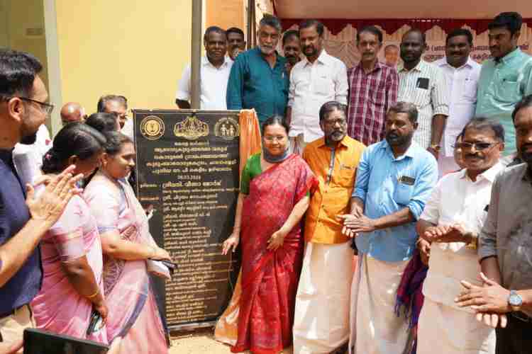 കൊടുമണ്‍ കുടുംബാരോഗ്യ കേന്ദ്രം പുതിയ കെട്ടിട ഉദ്ഘാടനം  മന്ത്രി വീണാ ജോര്‍ജ് നിര്‍വഹിക്കുന്നു
