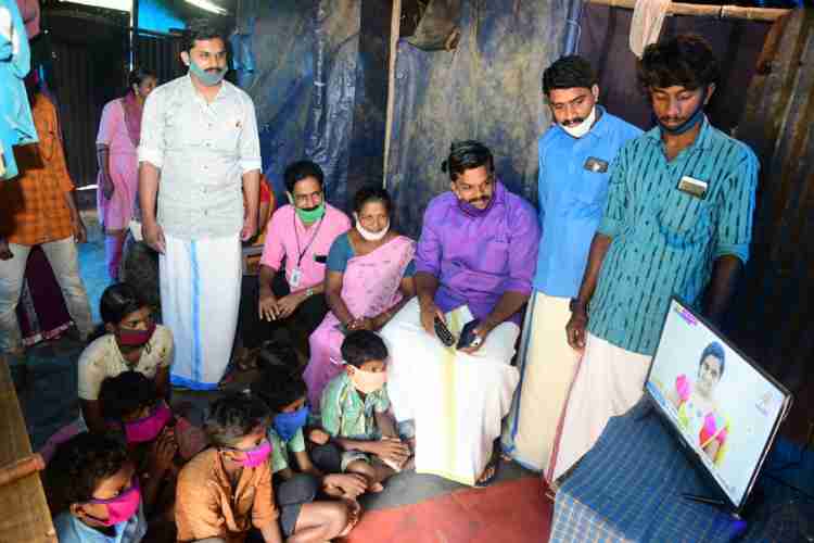 കെ.യു. ജനീഷ് കുമാര്‍ എംഎല്‍എയ്ക്കൊപ്പം ടിവി ചലഞ്ച് പദ്ധതിയിലൂടെ ലഭ്യമാക്കിയ ടെലിവിഷനിലൂടെ കൈറ്റ് വിക്ടേഴ്സ് ചാനല്‍ കാണുന്ന സീതത്തോട് പഞ്ചായത്തിലെ മൂഴിയാര്‍ സായിപ്പിന്‍കുഴി പട്ടികവര്‍ഗ കോളനിയിലെ കുട്ടികള്‍. 