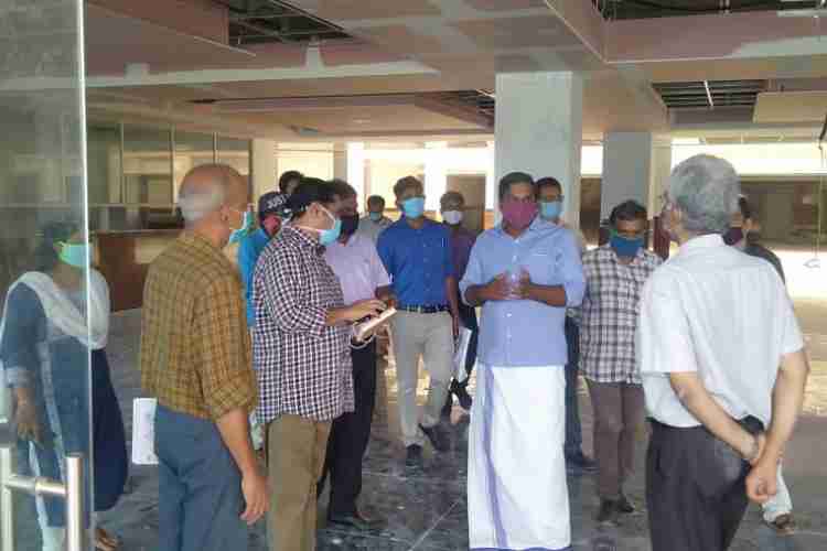 കോന്നി മെഡിക്കല്‍ കോളജ് സന്ദര്‍ശിച്ച ഉന്നതതല സംഘത്തിനൊപ്പം ജനീഷ് കുമാര്‍ എംഎല്‍എ.