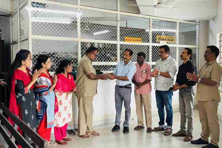 പത്തനംതിട്ട കെഎസ്ആര്‍ടിസി ഡിപ്പോയില്‍ ജില്ലാ ട്രാന്‍സ്‌പോര്‍ട്ട് ഓഫീസര്‍ റോയി ജേക്കബ് സ്മാര്‍ട്ട് കാര്‍ഡ് കണ്ടക്റ്റര്‍ക്ക് കൈമാറുന്നു