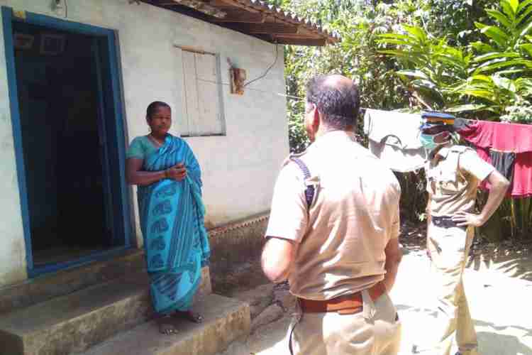 കമ്പംമേട് പോലീസ് സ്റ്റേഷനിലെ  പോലീസുകാര്‍  തൊഴിലാളികളുടെ വീടുകളില്‍ ഭക്ഷണ സാധനങ്ങളെത്തിച്ച് നല്കുന്നു.