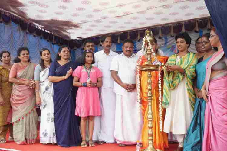 കാരംവേലി സര്‍ക്കാര്‍ എല്‍ പി സ്‌കൂള്‍ വാര്‍ഷികം ജില്ലാ പഞ്ചായത്ത് അംഗം സ്റ്റെല്ല തോമസ് ഉദ്ഘാടനം ചെയ്യുന്നു