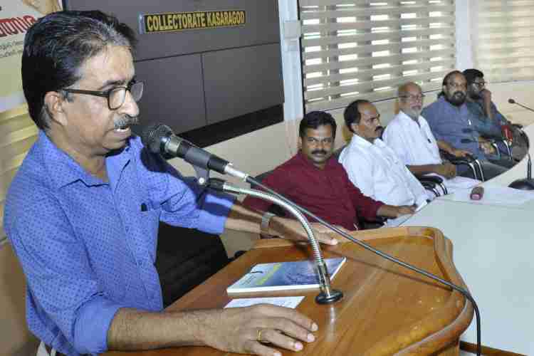 ജില്ലാ ഇന്‍ഫര്‍മേഷന്‍ ഓഫീസിന്റെ ആഭിമുഖ്യത്തില്‍ കളക്ടറേറ്റ് കോണ്‍ഫറന്‍സ് ഹാളില്‍ സംഘടിപ്പിച്ച കാവ്യോത്സവം കവി ദിവാകരന്‍ വിഷ്ണുമംഗലം ഉദ്ഘാടനം ചെയ്യുന്നു.