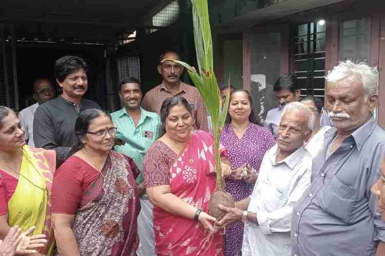 കര്‍ഷക സഭയില്‍ കോന്നി ഗ്രാമപഞ്ചായത്ത് ആനി സാബു തോമസ് തെങ്ങിന്‍തൈ വിതരണം ചെയ്യുന്നു