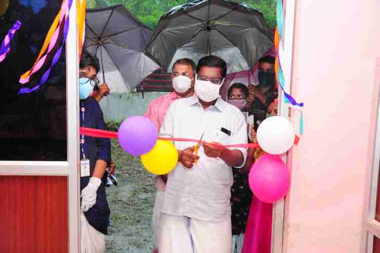 മലമ്പുഴയിലെ ആദിവാസി വനിതകളുടെ സംരംഭമായ ലക്ഷ്യ അപ്പാരൽ യൂണിറ്റ് കെ.വി വിജയദാസ് എംഎൽഎ ഉദ്ഘാടനം ചെയ്യുന്നു  