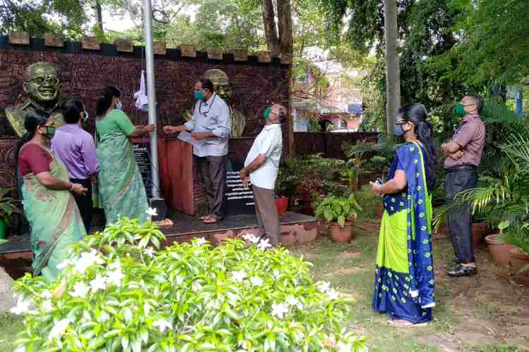  ലോക സാക്ഷരതാ ദിനത്തിന്റെ ഭാഗമായുള്ള വിവിധ പരിപാടികള്‍ക്ക് ജില്ലാ പഞ്ചായത്ത് അങ്കണത്തില്‍ സാക്ഷരത പതാക ഉയര്‍ത്തി ജില്ലാ പഞ്ചായത്ത് പ്രസിഡന്റ് അഡ്വ.കെ. ശാന്തകുമാരി തുടക്കം കുറിക്കുന്നു.