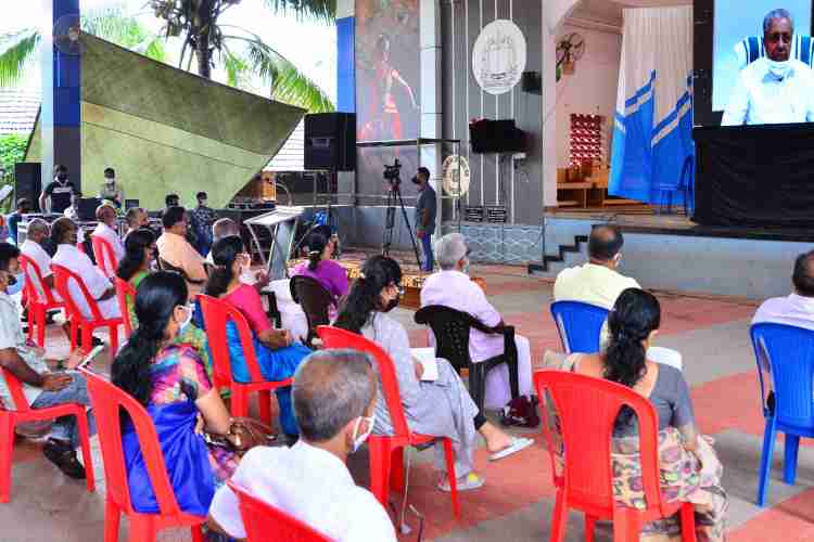 അഞ്ചരക്കണ്ടി ഹയർ സെക്കണ്ടറി സ്കൂളിൽ ജലഗുണതാ പരിശോധനാ ലാബിൻ്റെ സംസ്ഥാനതല ഉദ്ഘാടനം മുഖ്യമന്ത്രിപിണറായി വിജയൻ ഓൺലൈനായി നിർവഹിക്കുന്നു 
