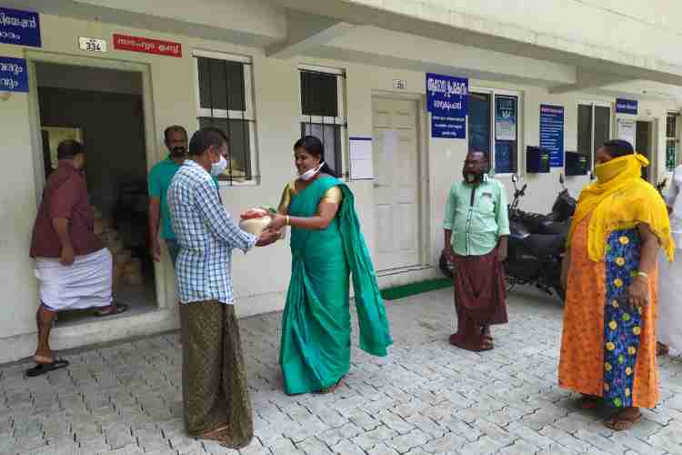 മച്ചിപ്ലാവിലെ ഫ്ളാറ്റ് സമുചയത്തില്‍ ഗ്രമാപഞ്ചായത്തിന്റെ നേതൃത്വത്തില്‍ അരി കിറ്റുകള്‍ എത്തിച്ചപ്പോള്‍.