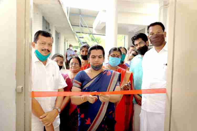 മലമ്പുഴ ബ്ലോക്ക് പഞ്ചായത്തിന്റെ നവീകരിച്ച കെട്ടിടത്തിന്റെ ഉദ്ഘാടനം ഭരണപരിഷ്‌കാര കമ്മീഷന്‍ ചെയര്‍മാനും മലമ്പുഴ എം.എല്‍.എയുമായ വി. എസ്. അച്യുതാനന്ദന് വേണ്ടി മലമ്പുഴ ബ്ലോക്ക് പഞ്ചായത്ത് പ്രസിഡന്റ് കെ. പി. ഷൈജ നിര്‍വഹിക്കുന്നു.