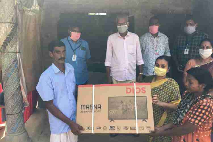 ഓമല്ലൂര്‍ പഞ്ചായത്തിലെ നിര്‍ധന കുടുംബത്തിന്റെ വീട്ടില്‍ വൈദ്യുതി എത്തിച്ചതിനു ശേഷം  കുട്ടികള്‍ക്ക് പഠന സൗകര്യമൊരുക്കുന്നതിന്റെ ഭാഗമായി വീണാ ജോര്‍ജ് എംഎല്‍എ ടിവി കൈമാറുന്നു.