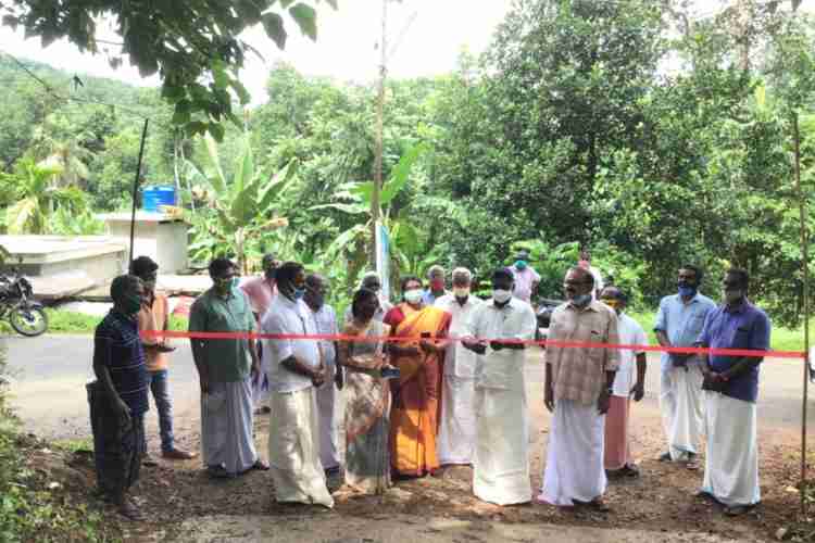 അങ്ങാടിക്കല്‍തെക്ക് പാറയിരിക്കുന്നതില്‍പ്പടി-മെത്തം കുളം റോഡ് ചിറ്റയം ഗോപകുമാര്‍ എംഎല്‍എ ഉദ്ഘാടനം ചെയ്യുന്നു.                                                                         