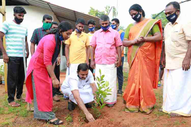 സുഭിക്ഷ കേരളം, ഒരു കോടി ഫലവൃക്ഷതൈ വിതരണത്തിന്റെ ജില്ലാതല ഉദ്ഘാടനം ഇടുക്കി എം.പി അഡ്വ.ഡീന്‍ കുര്യാക്കോസ് നിര്‍വ്വഹിക്കുന്നു.