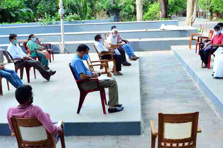 കൊവിഡ്‌ പ്രതിരോധ പ്രവർത്തനങ്ങളുമായി ബന്ധപ്പെട്ട്‌ മന്ത്രി ഇ.പി ജയരാജന്റെ നേതൃത്വത്തിൽ ആംഫി തിയേറ്ററിൽ നടന്ന മീറ്റിംഗ്