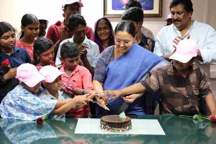 കുട്ടികള്‍ക്കൊപ്പം കേക്ക് മുറിച്ച് സന്തോഷം പങ്കിടുന്ന മന്ത്രി വീണാ ജോര്‍ജ്