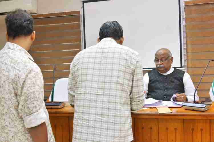കലക്ടറേറ്റ് കോണ്‍ഫറന്‍സ് ഹാളില്‍ നടന്ന ന്യൂനപക്ഷ കമീഷന്‍ സിറ്റിങ്ങില്‍ ചെയര്‍മാന്‍ അഡ്വ. എ എ റഷീദ് പരാതി സ്വീകരിക്കുന്നു